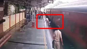 ऑफिसर ने जान पर खेलकर बचाई यात्री की जान, हैरान करने वाला है Video- India TV Hindi