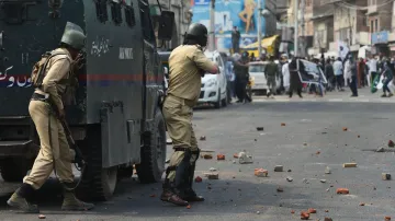 कश्मीर: पत्थरबाजों पर एक्शन, अब न मिलेगा पासपोर्ट और न मिलेगी सरकारी नौकरी- India TV Hindi