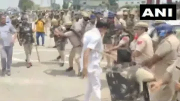 करनाल: पुलिस ने किसानों पर किया लाठीचार्ज, कई का सिर फूटा- India TV Hindi