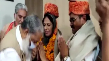 Olympic में गोल्ड जीतने वाले नीरज चोपड़ा के माता-पिता के पैर छूने पहुंचे हरियाणा के गृह मंत्री अनिल - India TV Hindi
