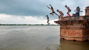  People bathe in the Yamuna river after its water level increases in Vrindavan on Monday.- India TV Hindi