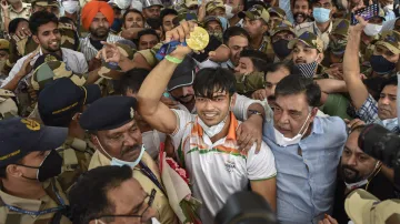 Hundreds of fans surrounded Neeraj Chopra amid tight security, watch video- India TV Hindi