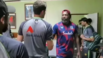 <p>WI vs PAK: Chris Gayle visits the Pakistan dressing room...- India TV Hindi