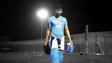 <p>IPL 2021: shreyas iyer reaches dubai with his childhood...- India TV Hindi