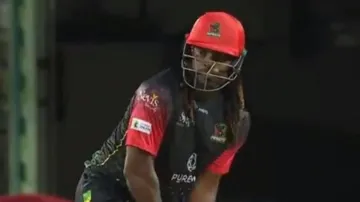 <p>Chris Gayle Smashes Window With Brilliant Straight Hit...- India TV Hindi