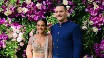 <p>Newzealand Pacer Mitchell McClenaghan and wife Georgia...- India TV Hindi