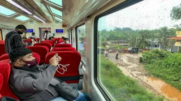 असम और बंगाल को रेलवे की सौगात, दो विस्टाडोम ट्रेन शुरू, जानिए किराया और टाइमिंग- India TV Hindi