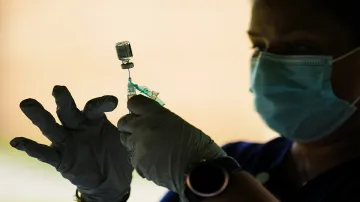 france suspends 3000 health workers for not getting vaccinated फ्रांस ने कोविड वैक्सीन न लगवाने वाले- India TV Hindi