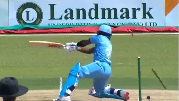 <p>the most bizarre hit wicket in cricket, watch the...- India TV Hindi