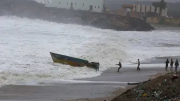 गुलाब तूफान: 2 मछुआरों की मौत और 1 लापता, PM मोदी ने ओडिशा-आंध्र प्रदेश के CM को मदद का भरोसा दिया - India TV Hindi