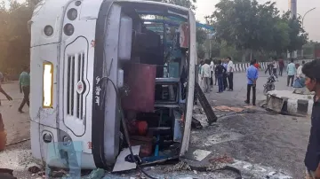 bus accident in noida surajpur greater noida नोएडा में सुबह-सुबह सड़क हादसा, महिला कर्मचारियों को ले- India TV Hindi