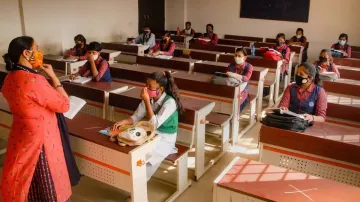 दिल्ली में विद्यालय 9वीं एवं 11वीं कक्षाओं के लिए CBSE के दो बार परीक्षा पैटर्न को अपनायेंगे- India TV Hindi