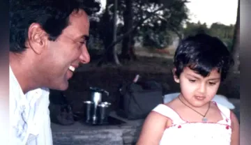 esha deol shares throwback pic with father dharmendra wrote two small birdies and the He-Man- India TV Hindi