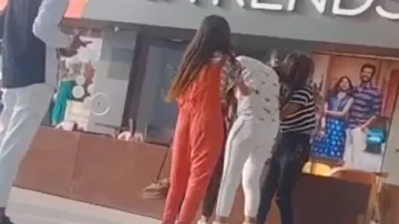 Video: ब्वॉयफ्रेंड को लेकर शॉपिंग मॉल में लड़कियां भिड़ीं, जमकर चले लात-घूंसे- India TV Hindi