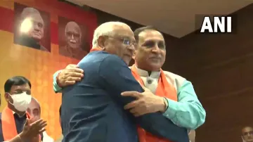 गुजरात के नए CM भूपेंद्र पटेल को पूर्व CM विजय रूपाणी ने गले लगाया- India TV Hindi
