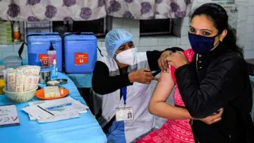 देश में पांचवीं बार एक दिन में एक करोड़ से अधिक टीके लगाए गए: स्वास्थ्य मंत्री - India TV Hindi
