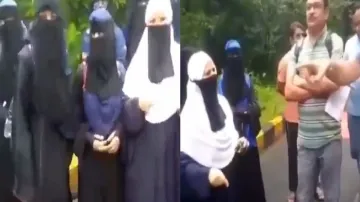 Muslim girls shows demo to hindu girls how to wear hijab video viral बीच सड़क बुर्के वाली महिलाओं न- India TV Hindi