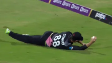 <p>PAK vs NZ: Devon Conway takes outrageous catch to get...- India TV Hindi