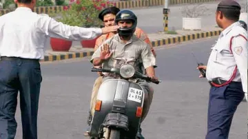 <p>कार या बाइक चलाने...- India TV Paisa
