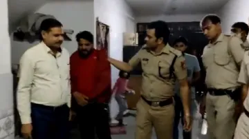 करवाचौथ पर पत्नी ने अपने पति का करवाया सरेंडर, पुलिस से बोली- गोली मत मारना- India TV Hindi