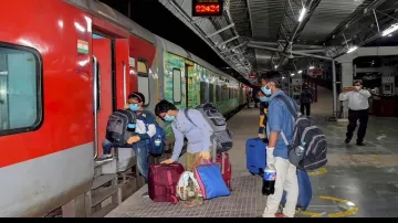 रेलवे ने कोविड गाइडलाइन की समयसीमा बढ़ायी गयी, मास्क नहीं पहनने वालों पर लगेगा भारी जुर्माना - India TV Hindi