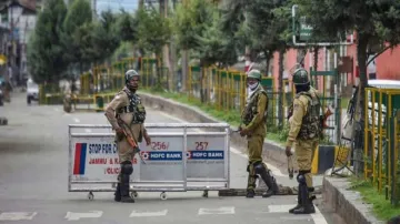 भ्रष्ट कर्मचारियों पर चला जम्मू-कश्मीर सरकार का डंडा, 8 दागी कर्मचारी बर्खास्त- India TV Hindi