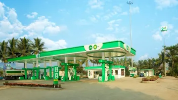 Jio-bp launches first petrol pump providing multiple fueling, retail services- India TV Paisa