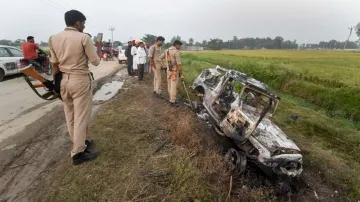 Police inspect a vehicle destroyed in the violence at Tikonia area of Lakhimpur Kheri - India TV Hindi