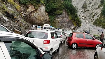 Uttarakhand: Heavy rainfall destroys homes, blocks roads; Nainital cut off from rest of State- India TV Hindi