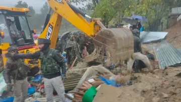 J&K: पुलवामा में मिट्टी खिसकने से 3 लोगों की मौत, भूस्खलन से जम्मू-श्रीनगर हाईवे बाधित- India TV Hindi