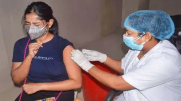 दिल्ली में लगे महा टीकाकरण शिविर, रविवार को दी गईं कोरोना टीके की 46 हजार से ज्यादा डोज- India TV Hindi