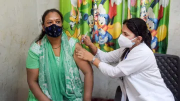 'कोरोना टीके की दूसरी खुराक का दायरा बढ़ाएं', केंद्र ने राज्यों से कहा- India TV Hindi