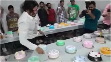 A man cuts 550 cakes - India TV Hindi