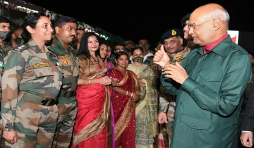 जम्मू कश्मीर के उधमपुर में सेना की उत्तरी कमान के सैनिकों के बीच पहुंचे राष्ट्रपति - India TV Hindi