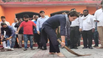 Priyanka Gandhi again picks up broom, this time in Dalit dwelling- India TV Hindi