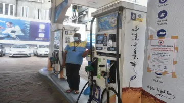 Petrol Diesel price today check rates in Delhi Mumbai Patna Lucknow 24 Oct Petrol Diesel Price: पेट्- India TV Paisa