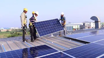 छतों पर लगायी जाने वाली सौर परियोजना लागत मामले में भारत दुनिया में सबसे सस्ता देश: रिपोर्ट- India TV Paisa