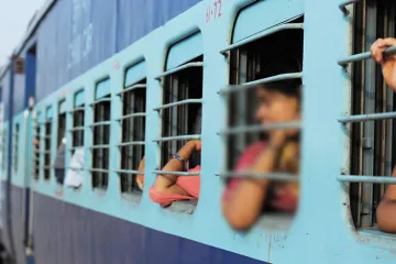 <p>ओडिशा: ट्रेनों में फल...- India TV Hindi