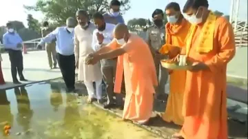 योगी आदित्यनाथ ने अयोध्या में मंदिर स्थल पर चढ़ाया गंगा और काबुल नदी का जल - India TV Hindi