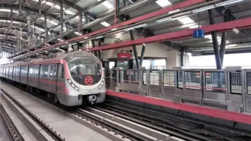 Delhi Metro: पिंक लाइन पर दौड़ी बिना ड्राइवर वाली मेट्रो, केंद्रीय मंत्री हरदीप सिंह पुरी ने दिखाई ह- India TV Hindi