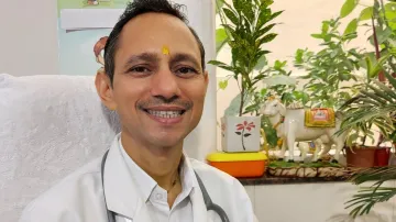 doctor eats cow dung, says tann mann pavitra ho jaayega- India TV Hindi