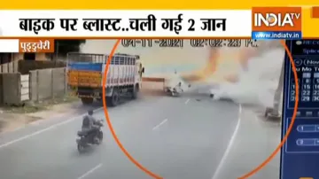 बाइक पर लेकर जा रहे थे पटाखें, हुआ विस्फोट और चली गई पिता-पुत्र की जान- India TV Hindi