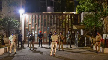 मुकेश अंबानी के घर का पता पूछ रहे थे कुछ 'संदिग्ध', पुलिस ने बढ़ाई एंटीलिया की सुरक्षा- India TV Hindi