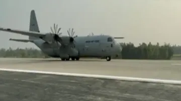 पूर्वांचल एक्सप्रेस-वे पर उतरा हरक्यूलिस विमान, सुखोई-मिराज लड़ाकू विमानों ने किया अभ्यास- India TV Hindi