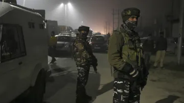 J&K: कुलगाम में सुरक्षाबलों ने मार गिराए TRF कमांडर समेत पांच आतंकी, मुठभेड़ जारी- India TV Hindi
