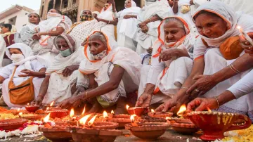 happy diwali vrindavan widows celebrates deepotsav #HappyDiwali: वृन्दावन में विधवा महिलाओं ने केशी - India TV Hindi