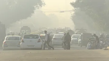 Delhi Pollution AQI falls below 300 at few places दिल्ली: प्रदूषण कम होने लगा, कुछ जगहों पर AQI 300- India TV Hindi