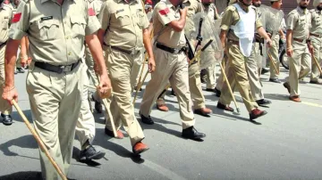 <p>गुजरात में पुलिस...- India TV Hindi