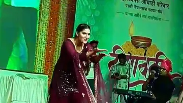 Sapna Chaudhary dance program on diwali BJP attacks Dhananjay Munde ठाकरे के मंत्री ने दीपावली पर कर- India TV Hindi