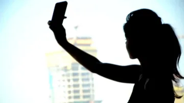 <p>Selfie का क्रेज पड़ा भारी,...- India TV Hindi